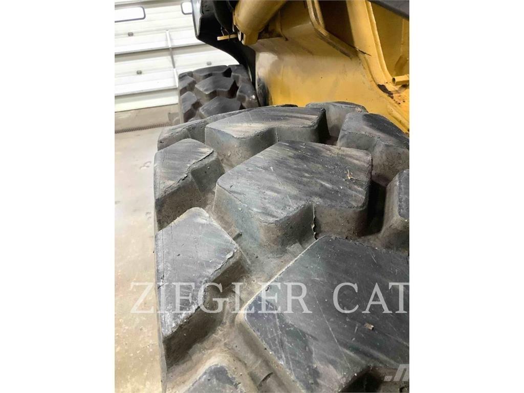 John Deere & CO. 320 D Smykem řízené nakladače
