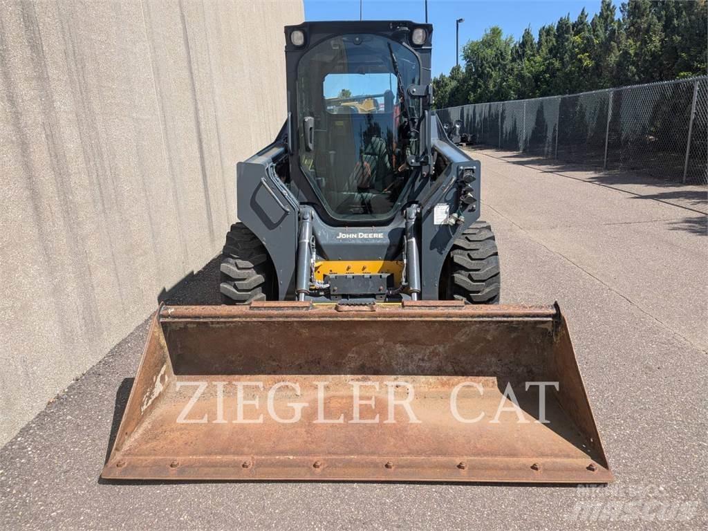 John Deere & CO. 320G Smykem řízené nakladače