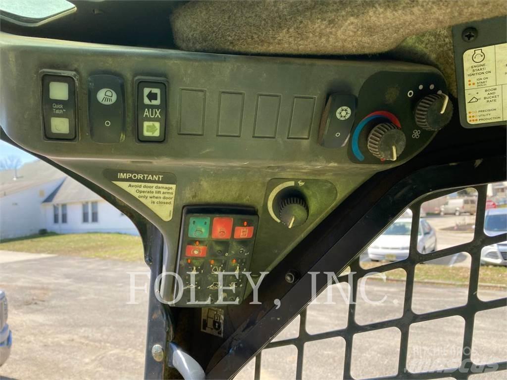 John Deere & CO. 330G Smykem řízené nakladače