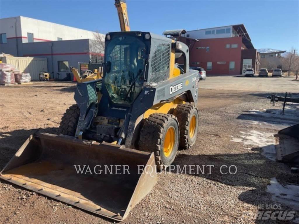 John Deere & CO. 332E Smykem řízené nakladače