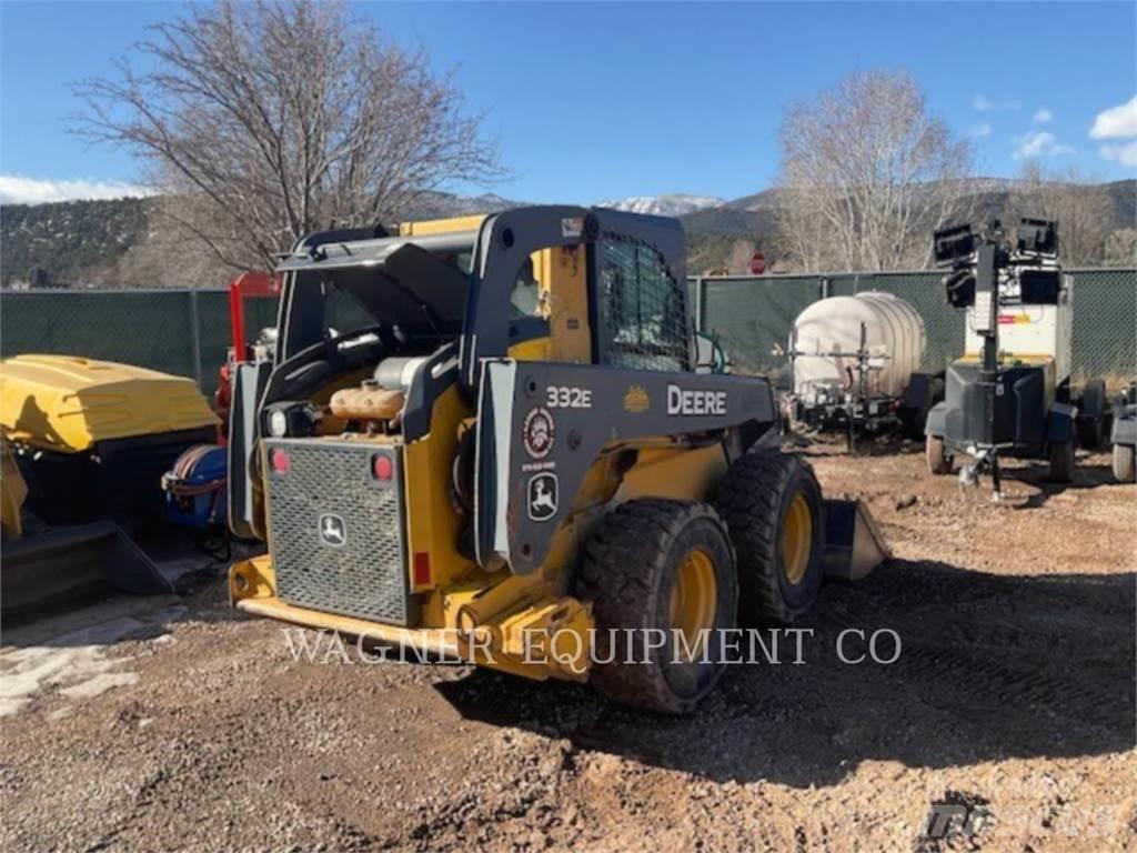 John Deere & CO. 332E Smykem řízené nakladače