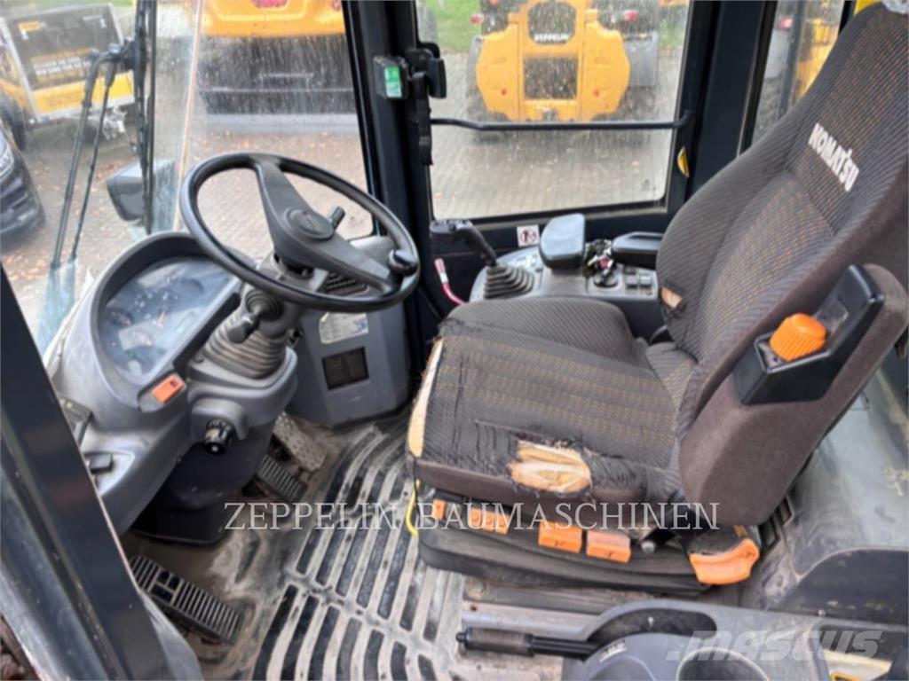 Komatsu WA250 Kolové nakladače