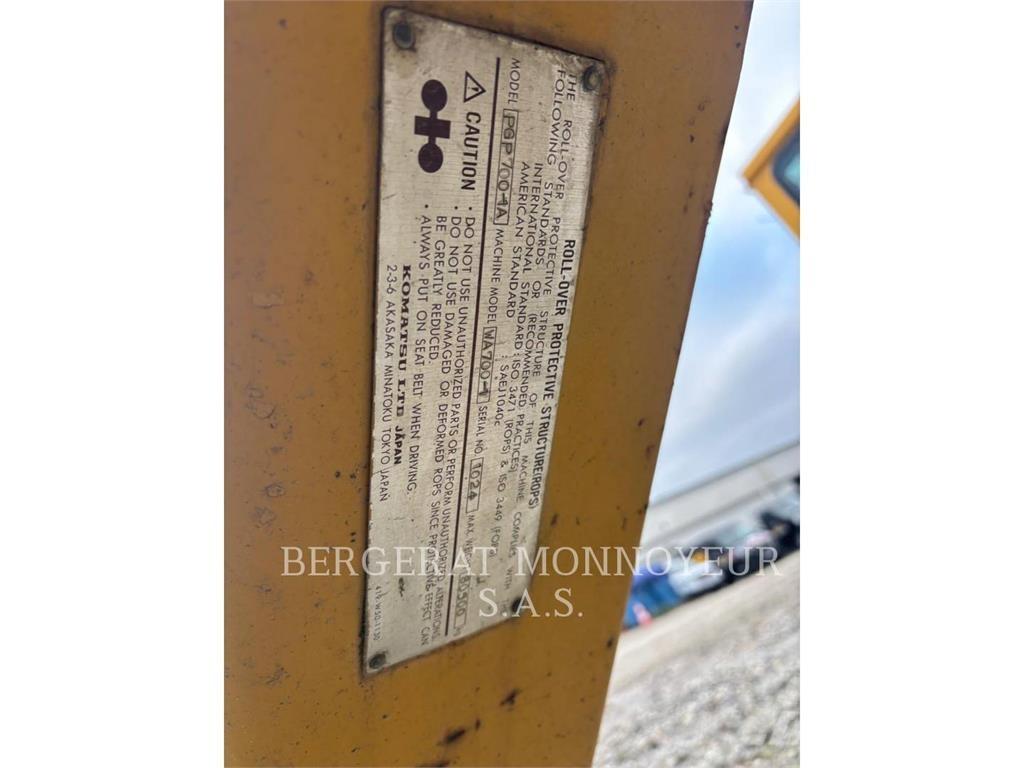 Komatsu WA700 Kolové nakladače