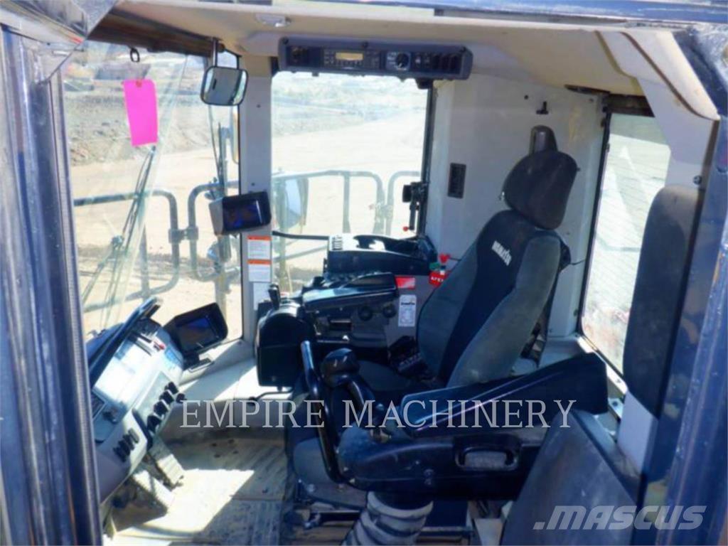 Komatsu WA900-8 Kolové nakladače