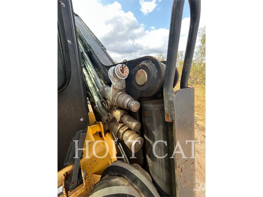 New Holland C362 Pásové nakladače