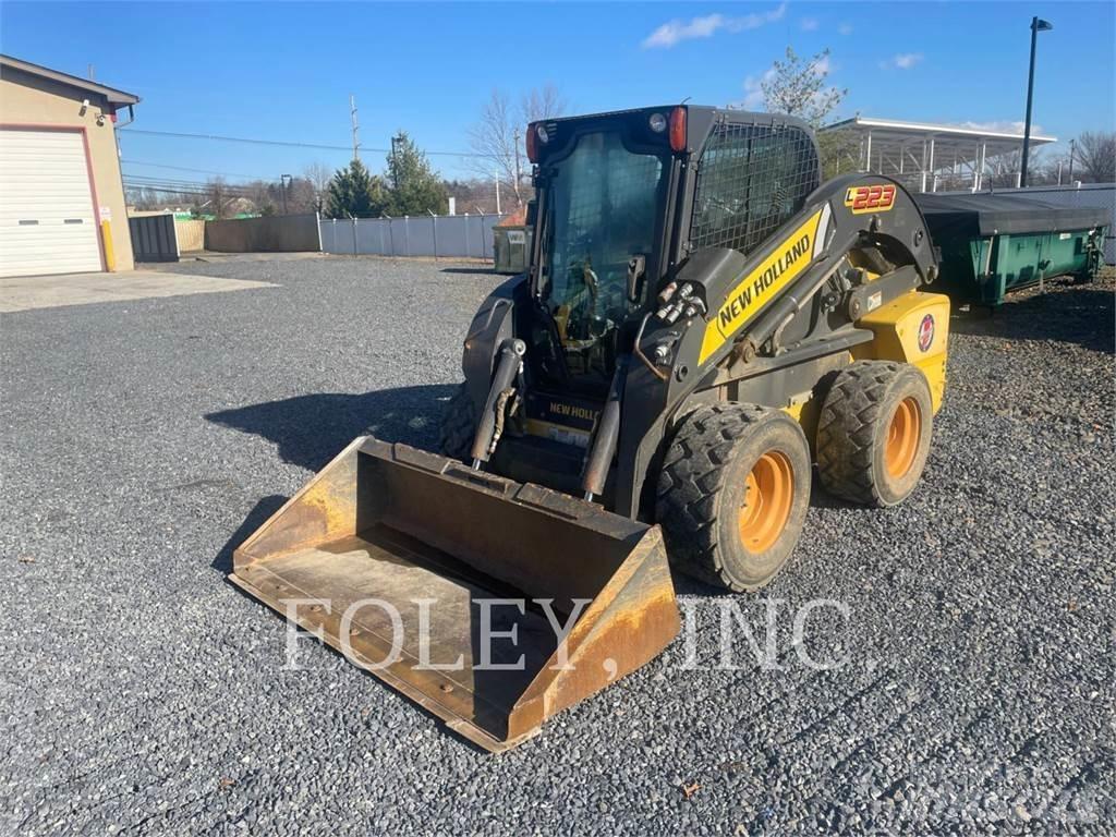 New Holland L223 Smykem řízené nakladače
