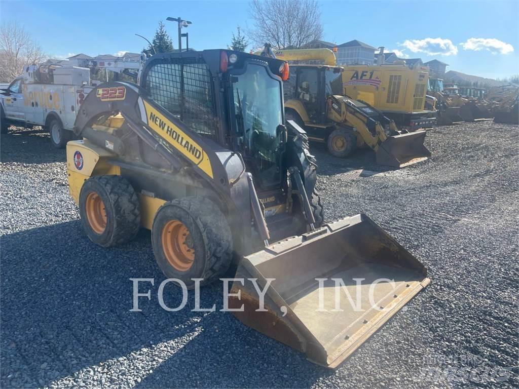 New Holland L223 Smykem řízené nakladače