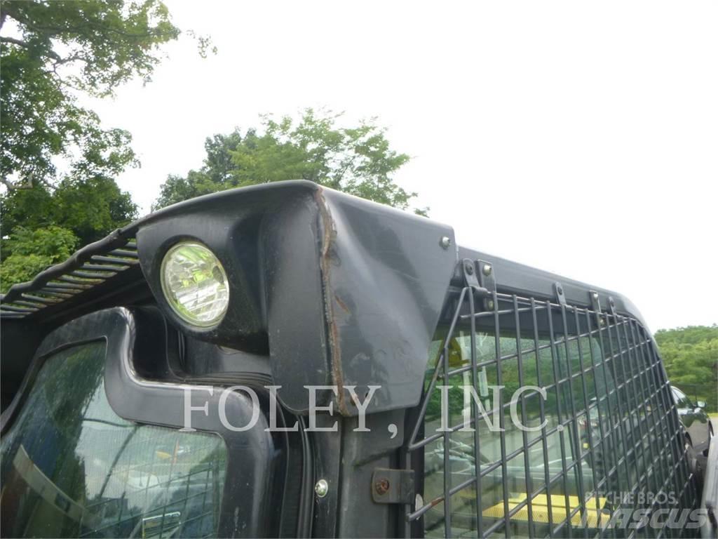 New Holland L228 Smykem řízené nakladače