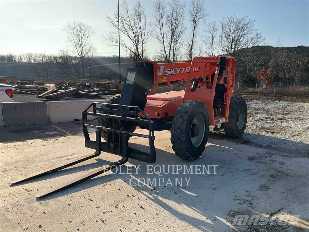 SkyTrak 8042 Teleskopické manipulátory