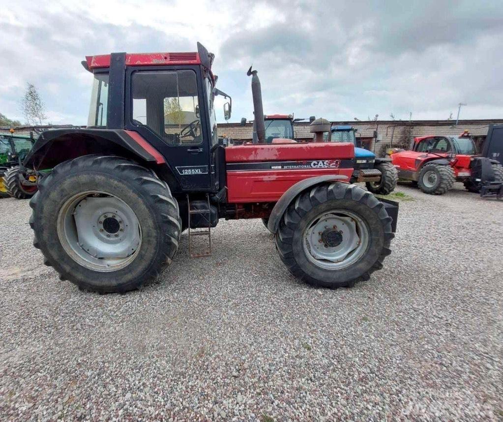 Case IH 1255 XL Traktory