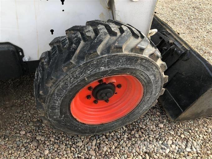 Bobcat S 300 Smykem řízené nakladače