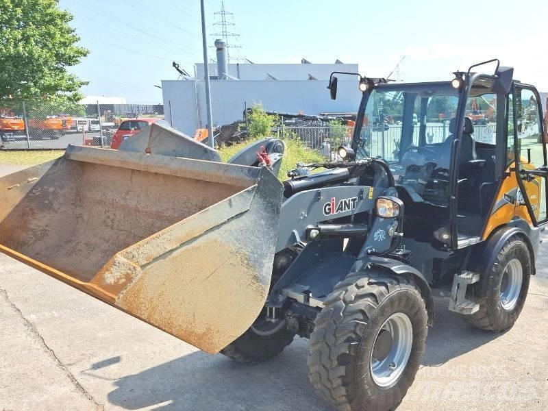 Giant G 5000 X-Tra Smykem řízené nakladače