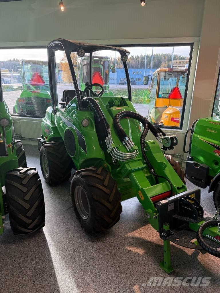 Avant 528 Smykem řízené nakladače