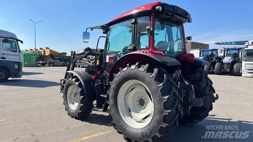 Valtra A75 Tractor Traktory