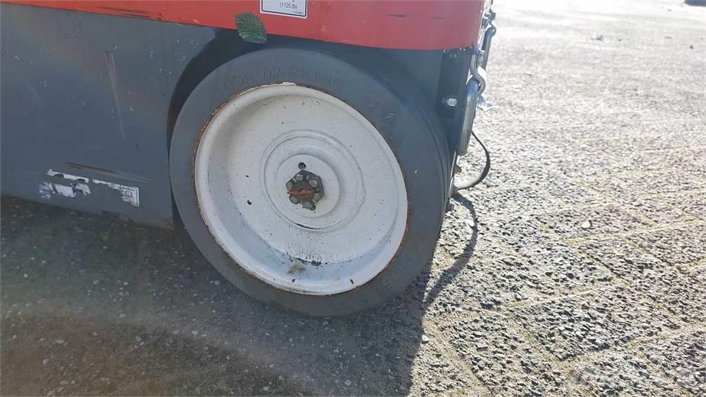 SkyJack SJ16 Další zvedače a plošiny