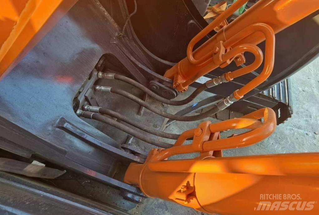 Hitachi ZX 200 Pásová rýpadla