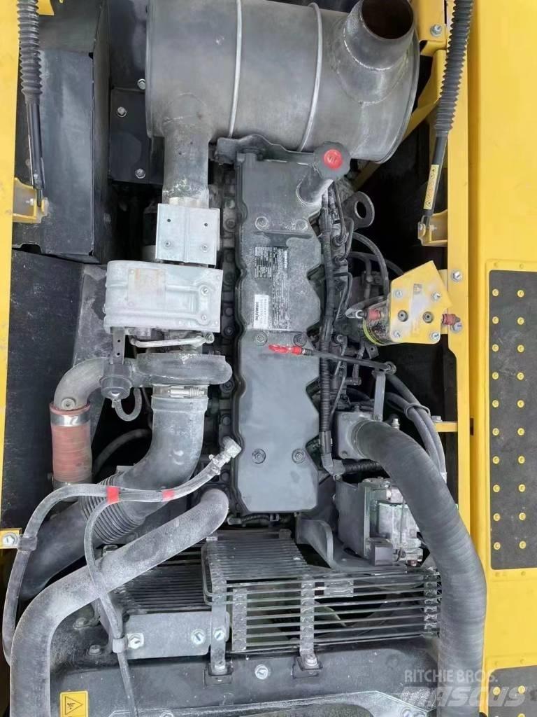 Komatsu PC220-8 Pásová rýpadla
