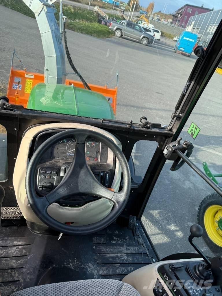 John Deere 2032 R Kompaktní traktory