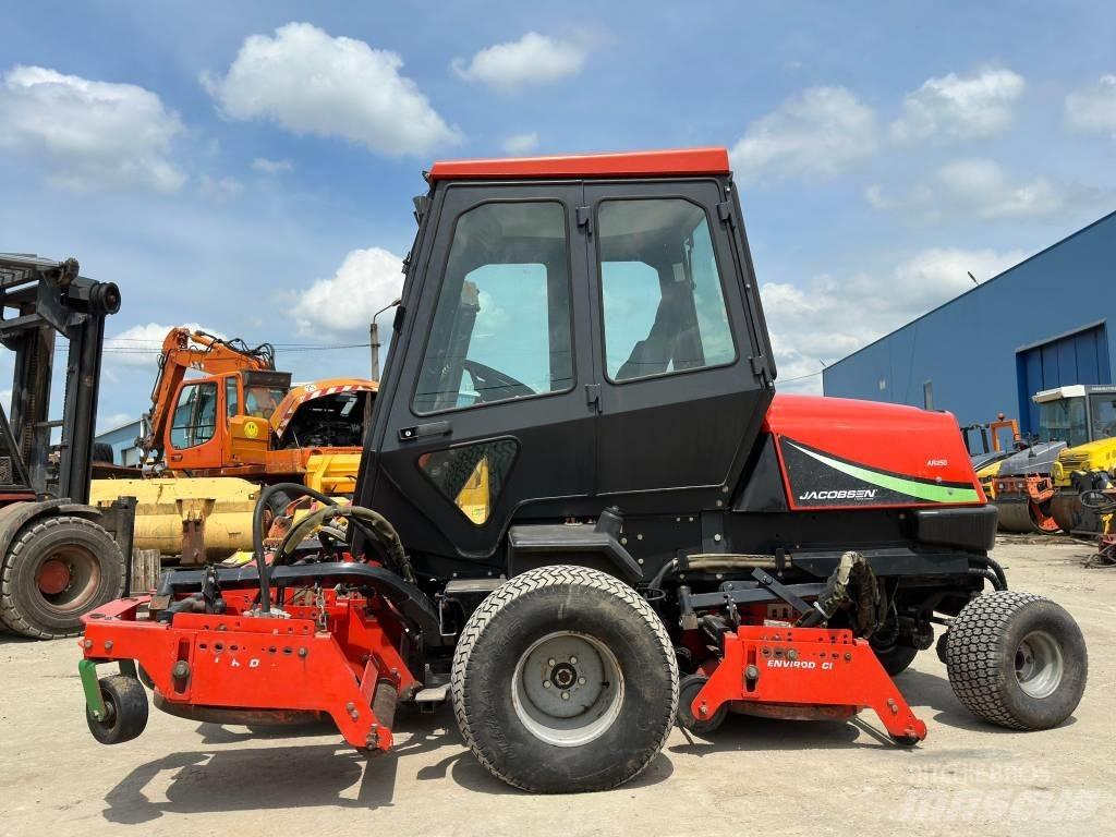 Jacobsen AR250 Samojízdné sekačky