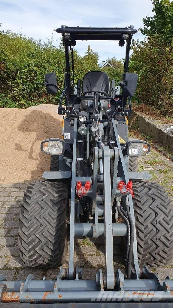 GiANT G 2300 X-tra Kolové nakladače