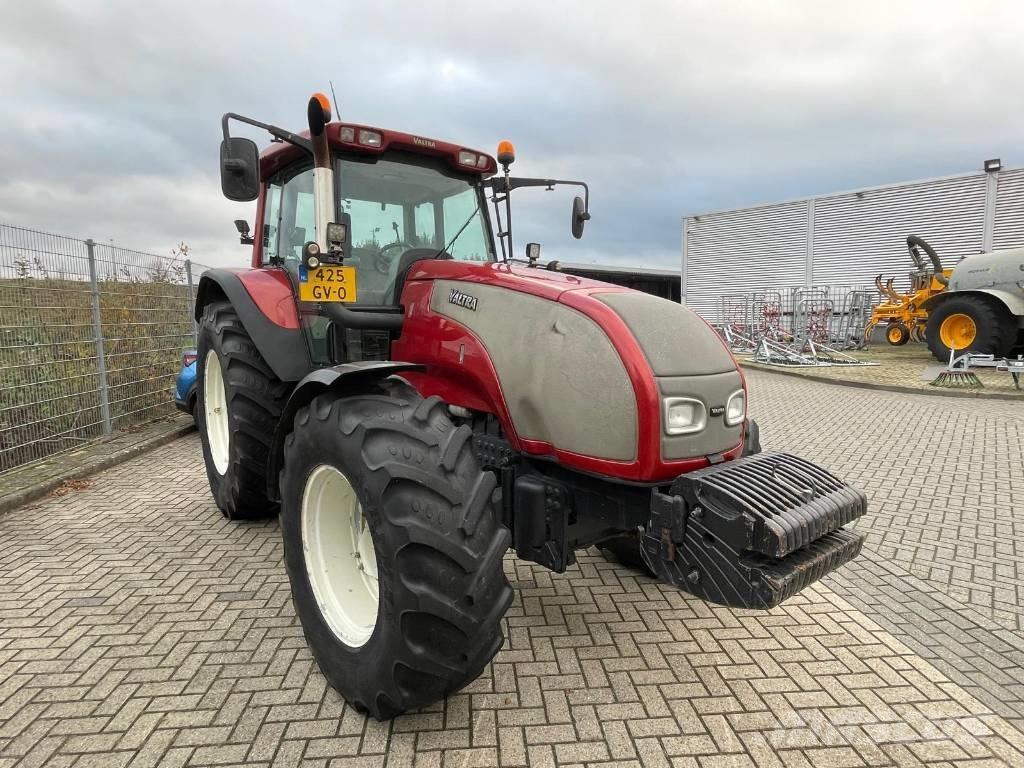Valtra T120 tractor Traktory