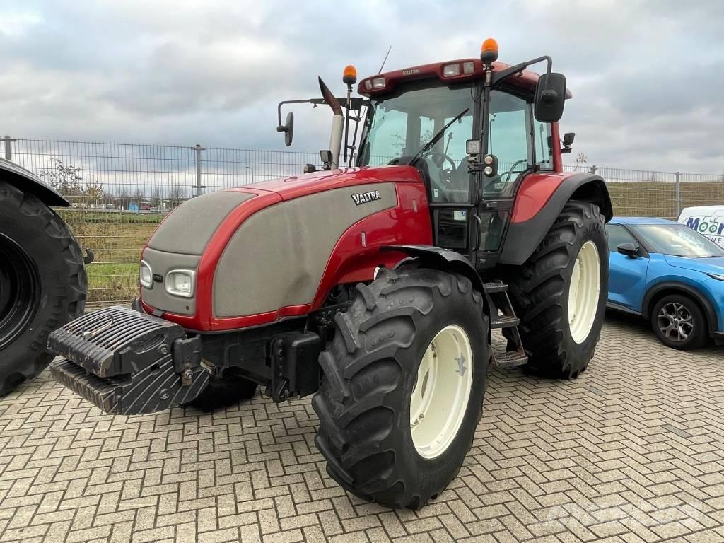 Valtra T120 tractor Traktory