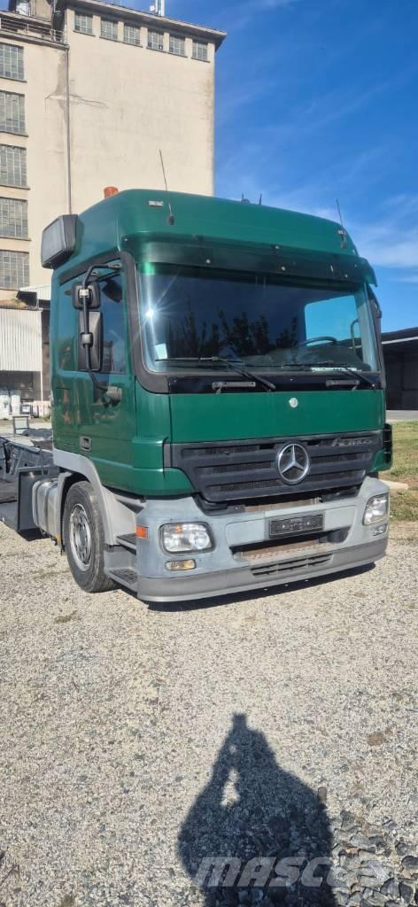 Mercedes-Benz Actros Nákladní automobily pro přepravu lesních strojů