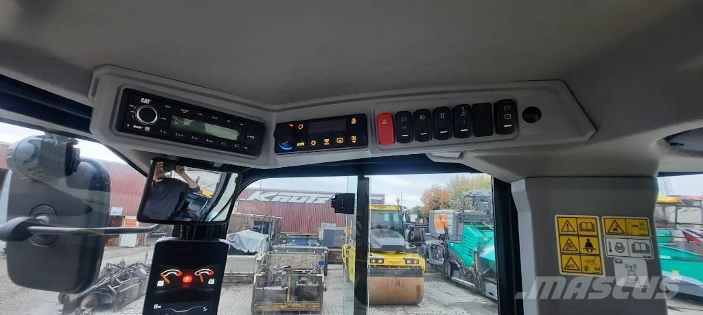 CAT 906 Kolové nakladače