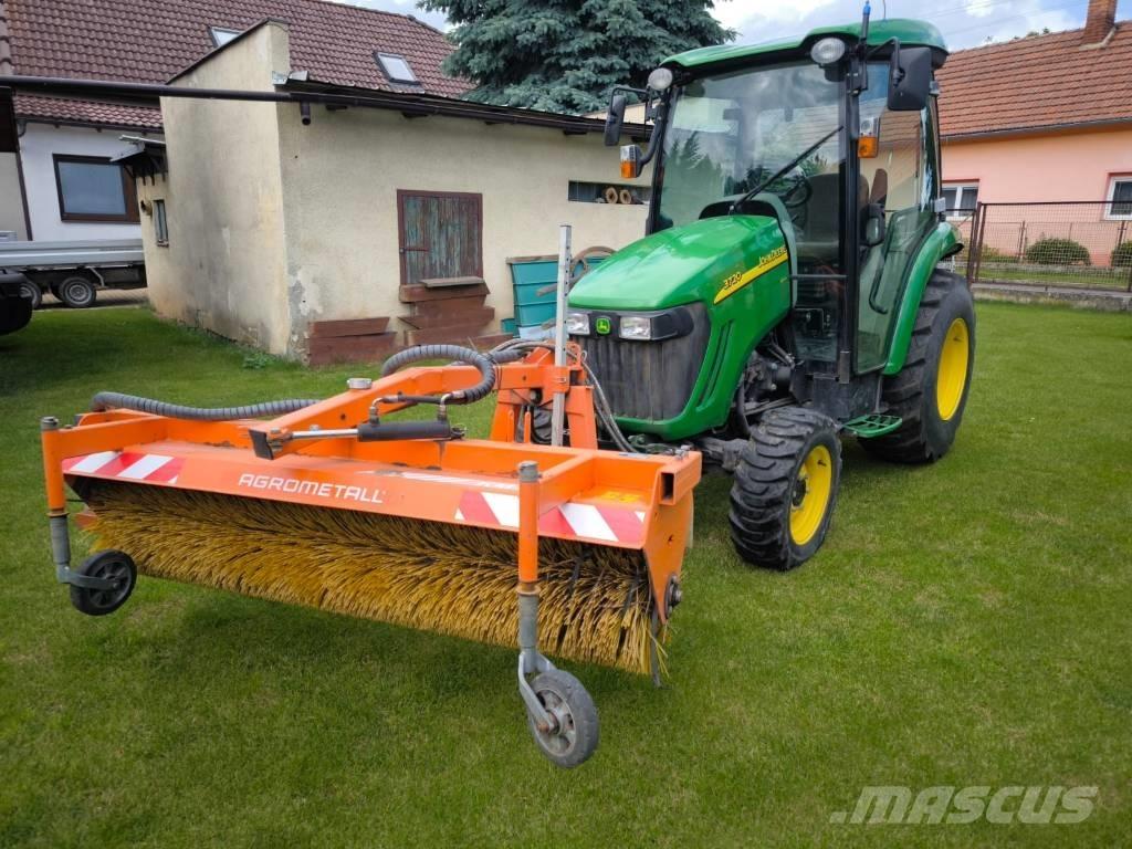 John Deere 3720 Kompaktní traktory