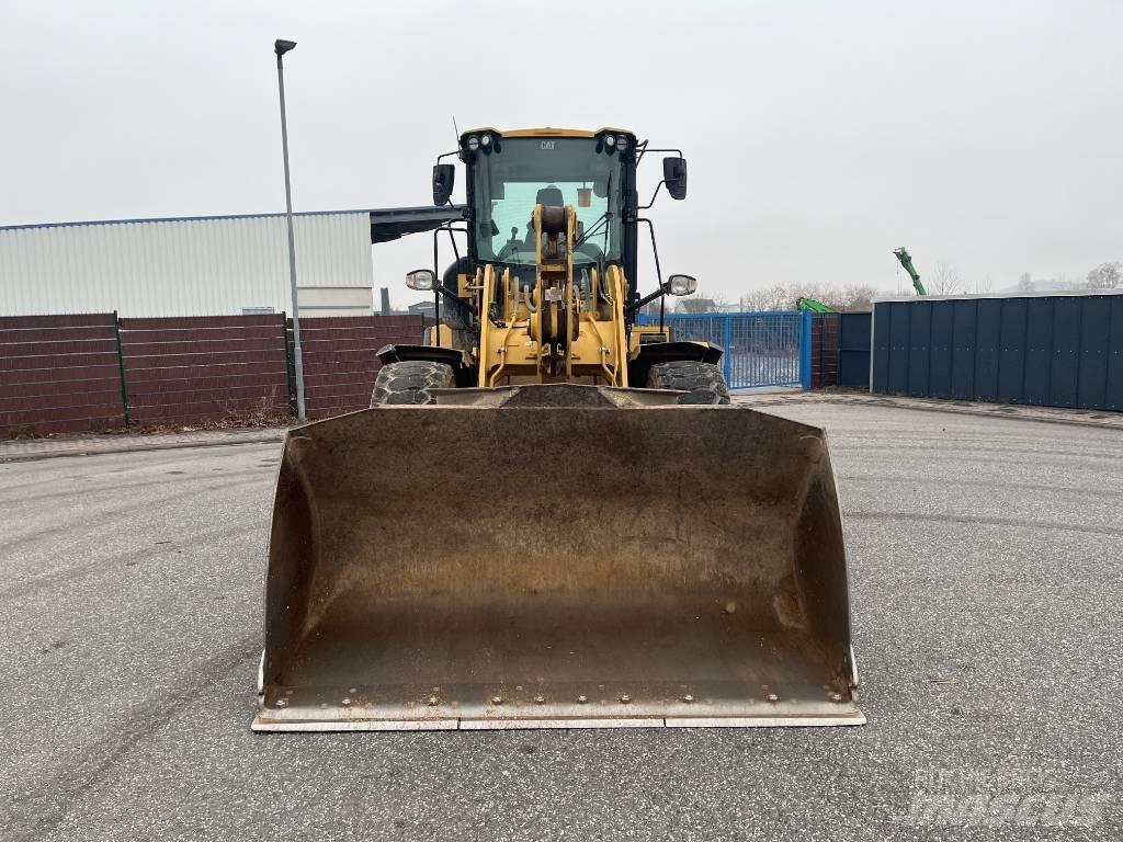 CAT 930M Kolové nakladače