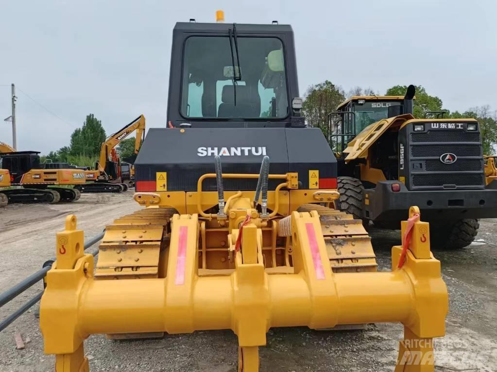 Shantui D16 Pásové dozery