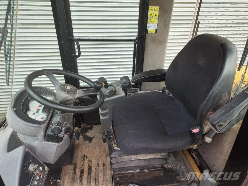CAT 930G Kolové nakladače
