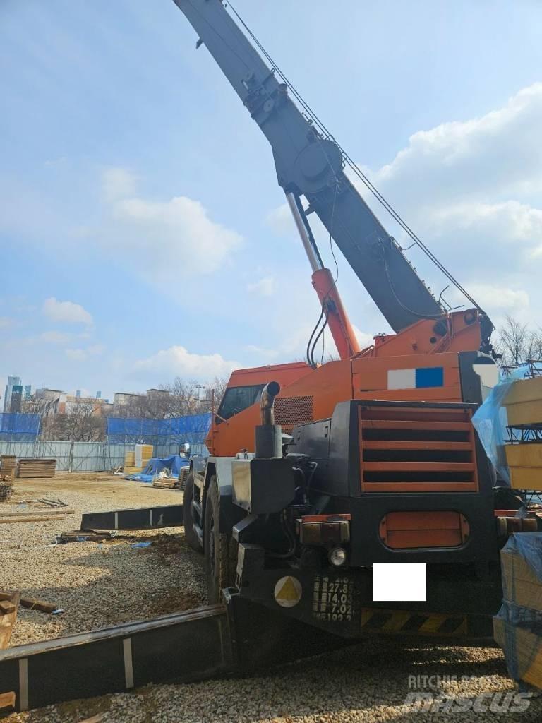 Komatsu LW 250 Jeřáby pro těžký terén