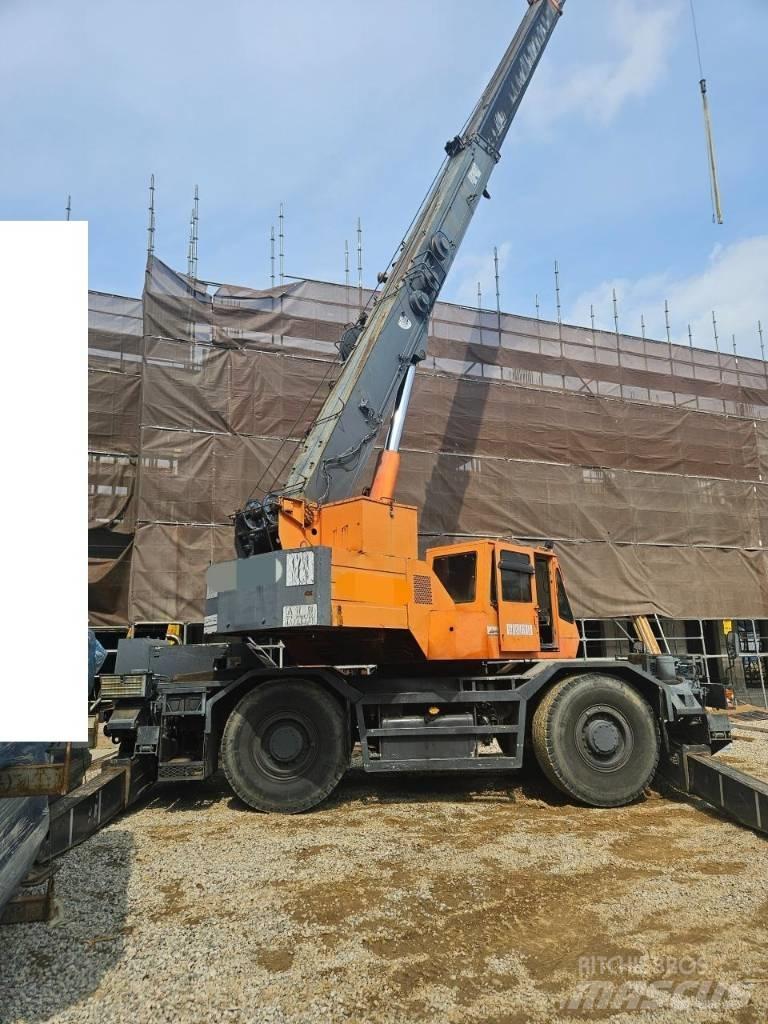 Komatsu LW 250 Jeřáby pro těžký terén
