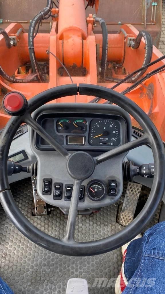 Hitachi LX 210 E Kolové nakladače