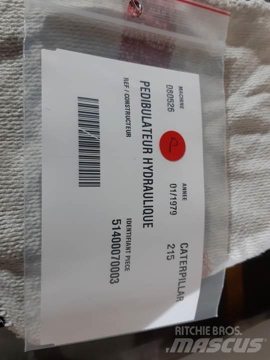 CAT 215 Kabiny a interiér