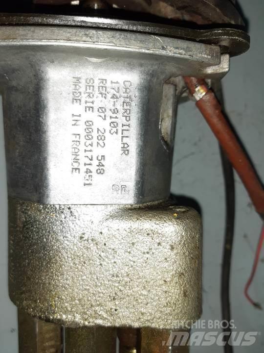 CAT 320B Kabiny a interiér