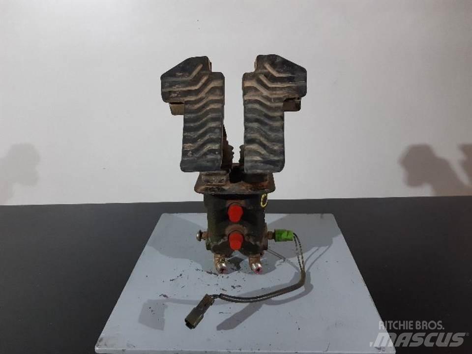CAT 330C Kabiny a interiér