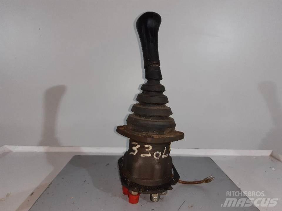 CAT 330L Kabiny a interiér