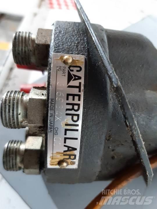 CAT 330L Kabiny a interiér
