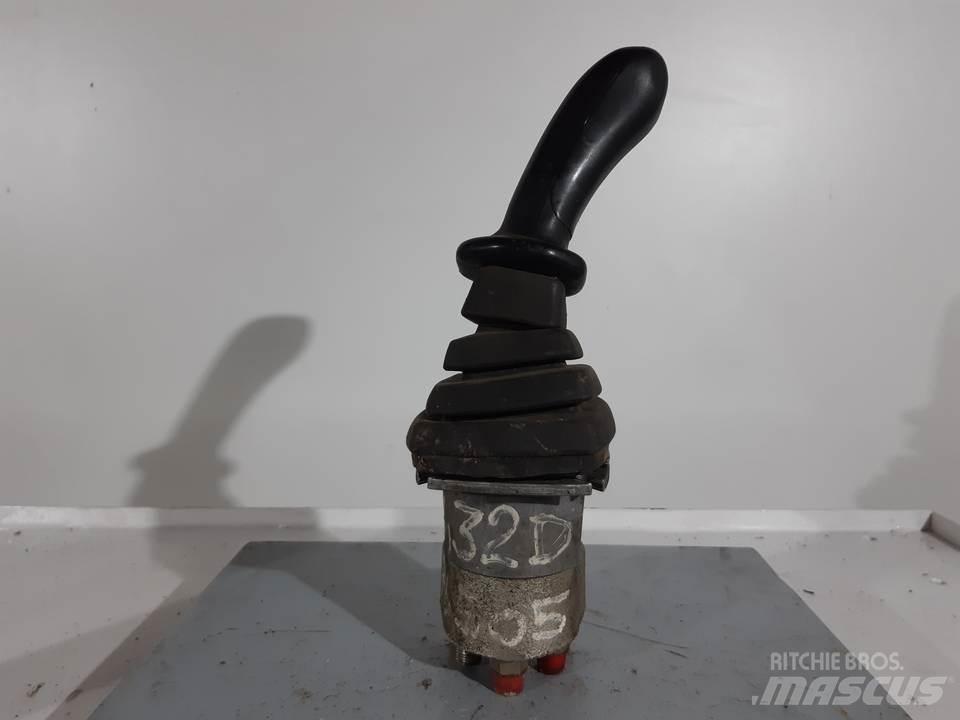 CAT 432D Kabiny a interiér