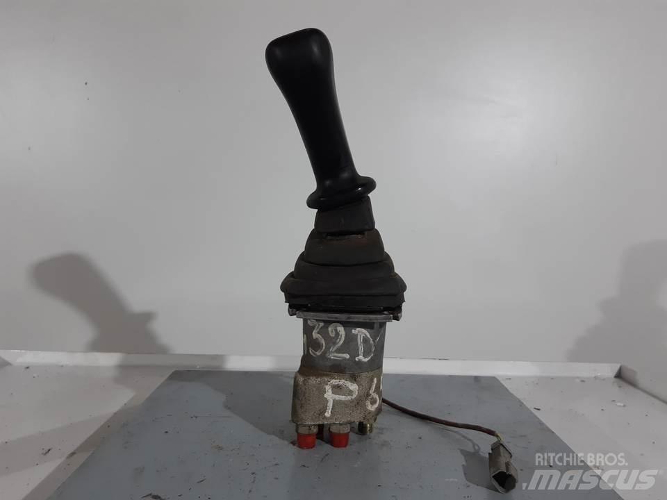 CAT 432D Kabiny a interiér