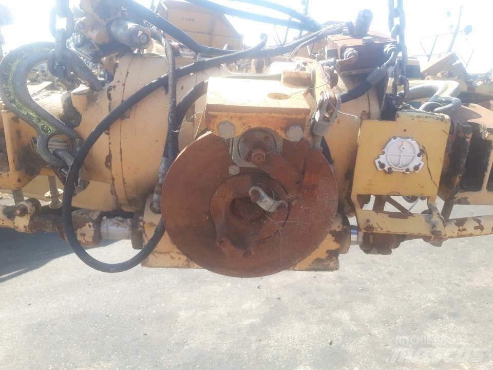 CAT 438B Převodovka