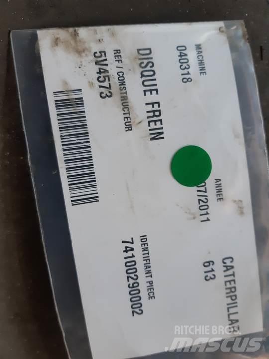 CAT 613 Pásy, řetězy a podvozek