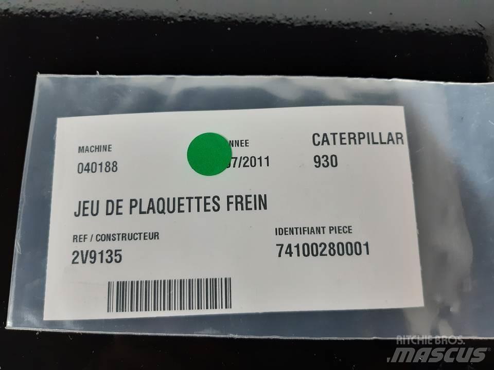 CAT 930 Pásy, řetězy a podvozek