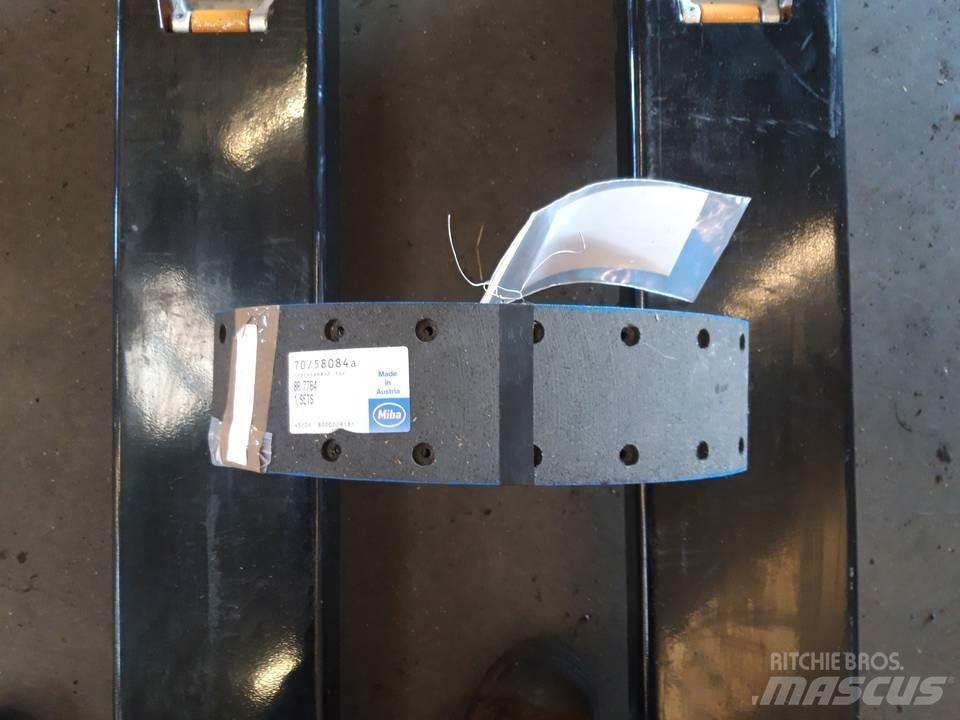 CAT 950 Pásy, řetězy a podvozek