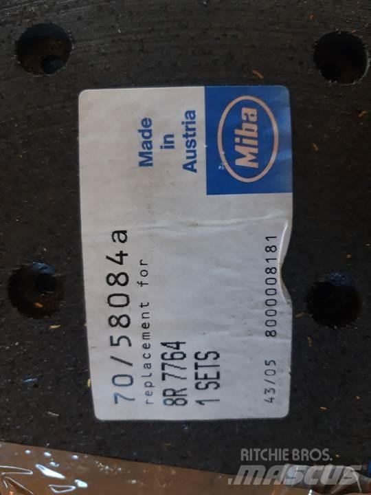 CAT 950 Pásy, řetězy a podvozek