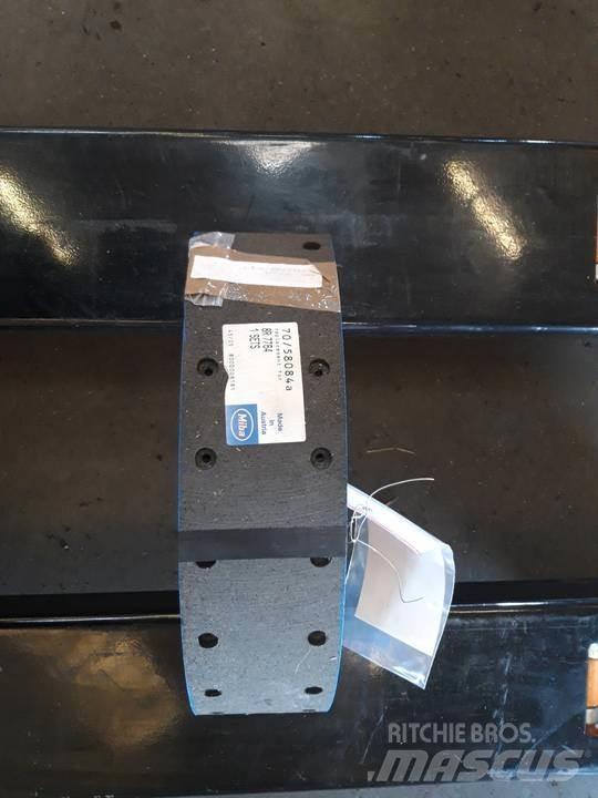 CAT 950 Pásy, řetězy a podvozek