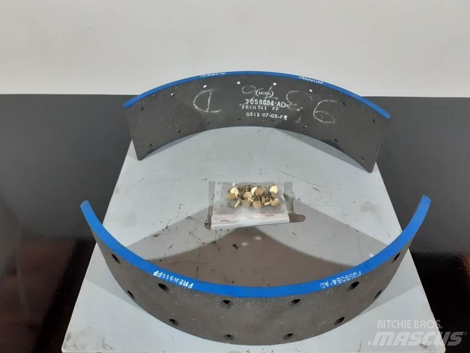 CAT 950 Pásy, řetězy a podvozek