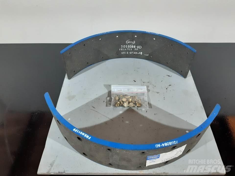 CAT 950 Pásy, řetězy a podvozek
